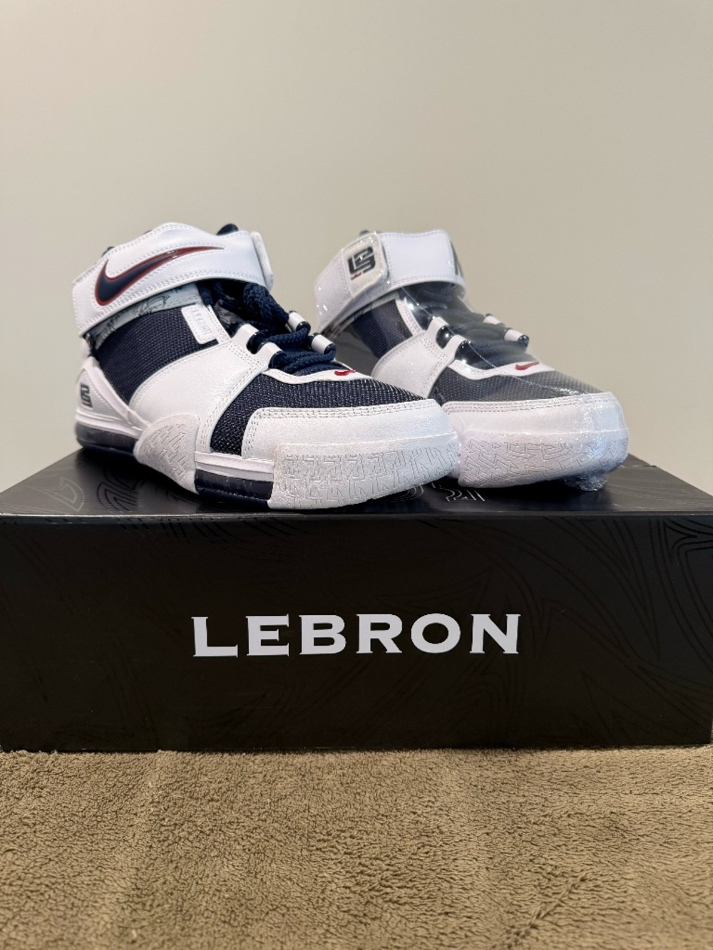 NIKE LEBRON ZOOM 2 BRAND NEW IN BOX SIZE 8